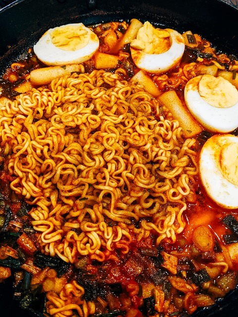 라면이 그릇에 담겨있는 사진