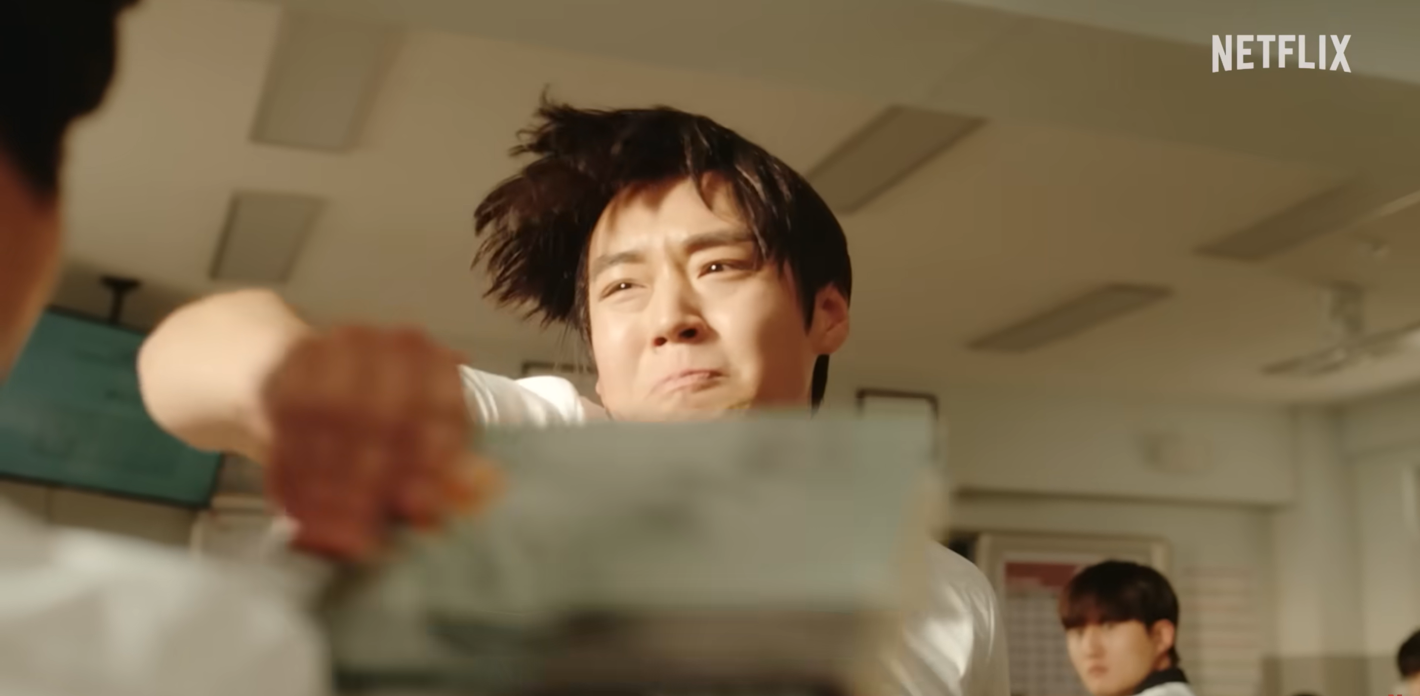 영빈이 시켰다는 것을 알고 그를 책으로 가격하는 시은 사진