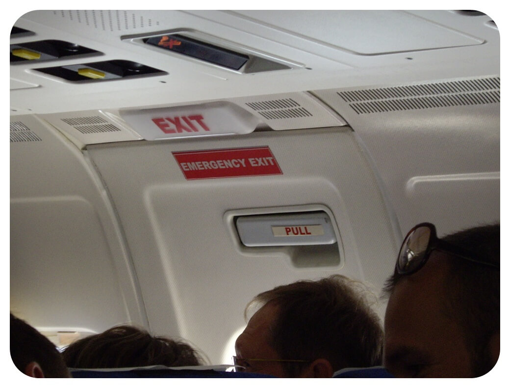 비행기 기내 비상구 좌석과 비상문을 찍은 사진