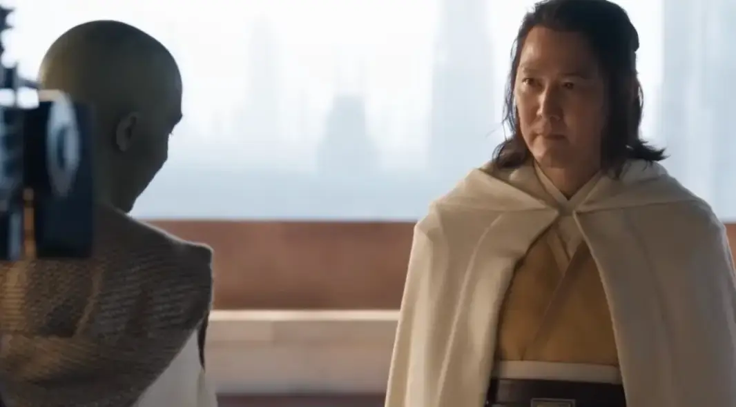 좌측 카메라 옆 민머리 외계인 우측옆 흰색 망토를 두른채 외계인을 바라보는 이정재