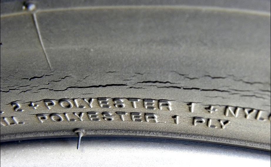 타이어-측면-균열