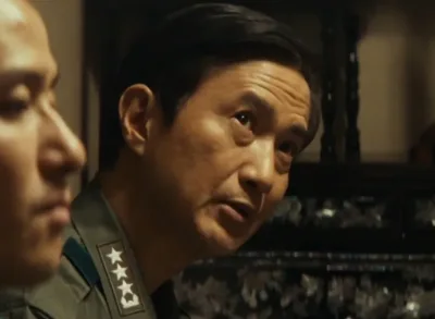 군복을 입고 앉아 있는 영화 서울의 봄에서 한영구를 연기하는 안내상