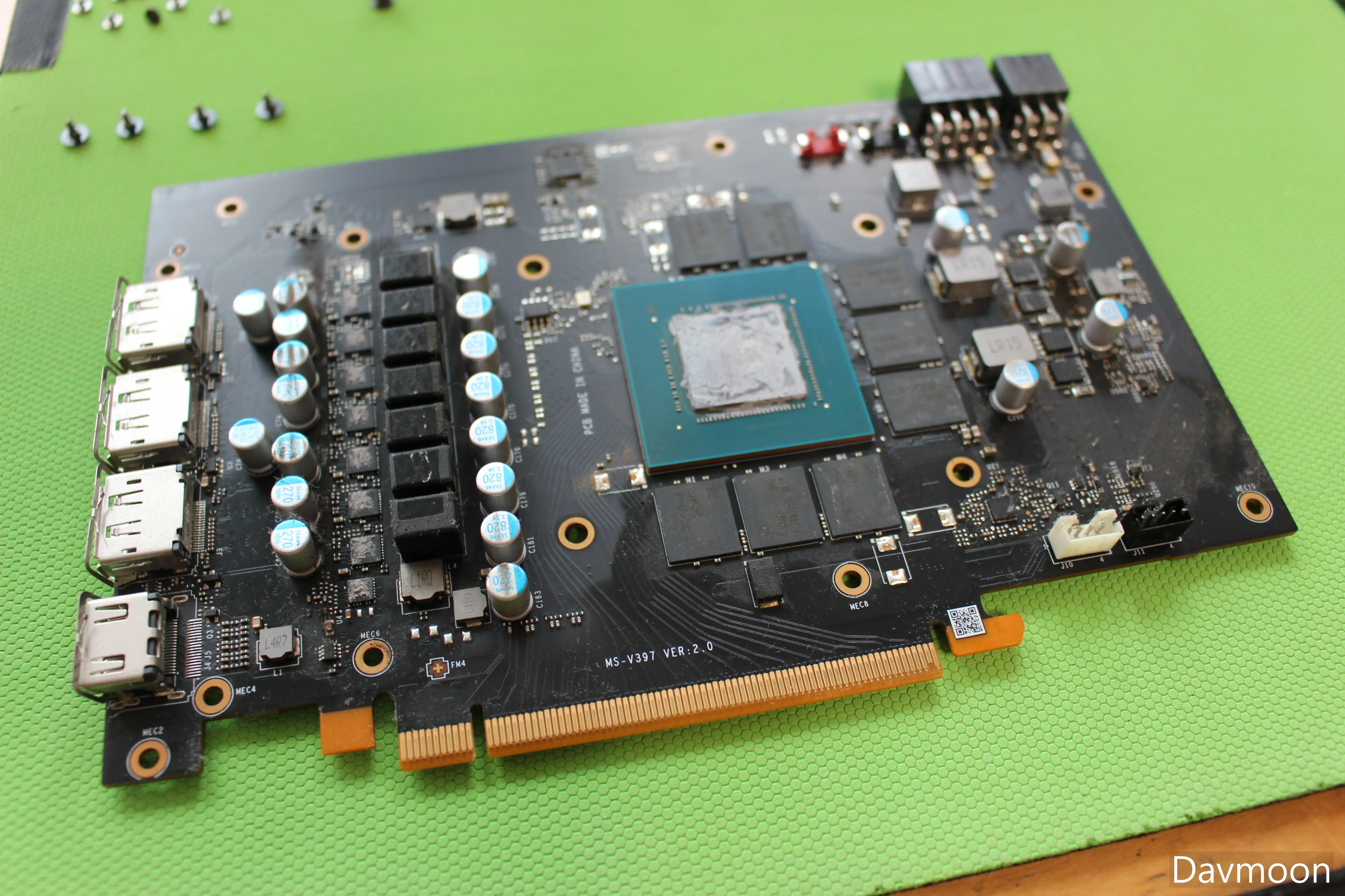 더러운 먼지와 유분기가 뒤섞인 3060ti 기판