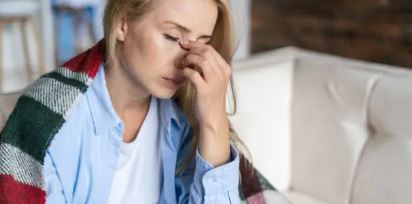 피곤해보이는 여성 사진