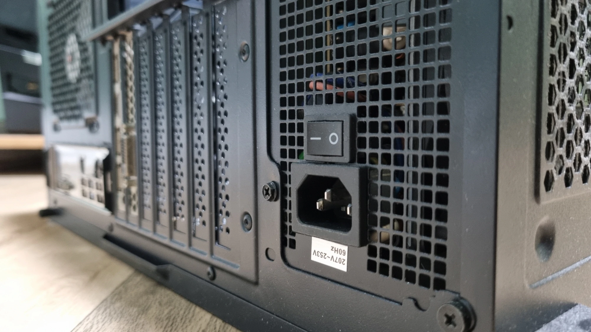 컴퓨터 전원 케이블 끼우는 곳