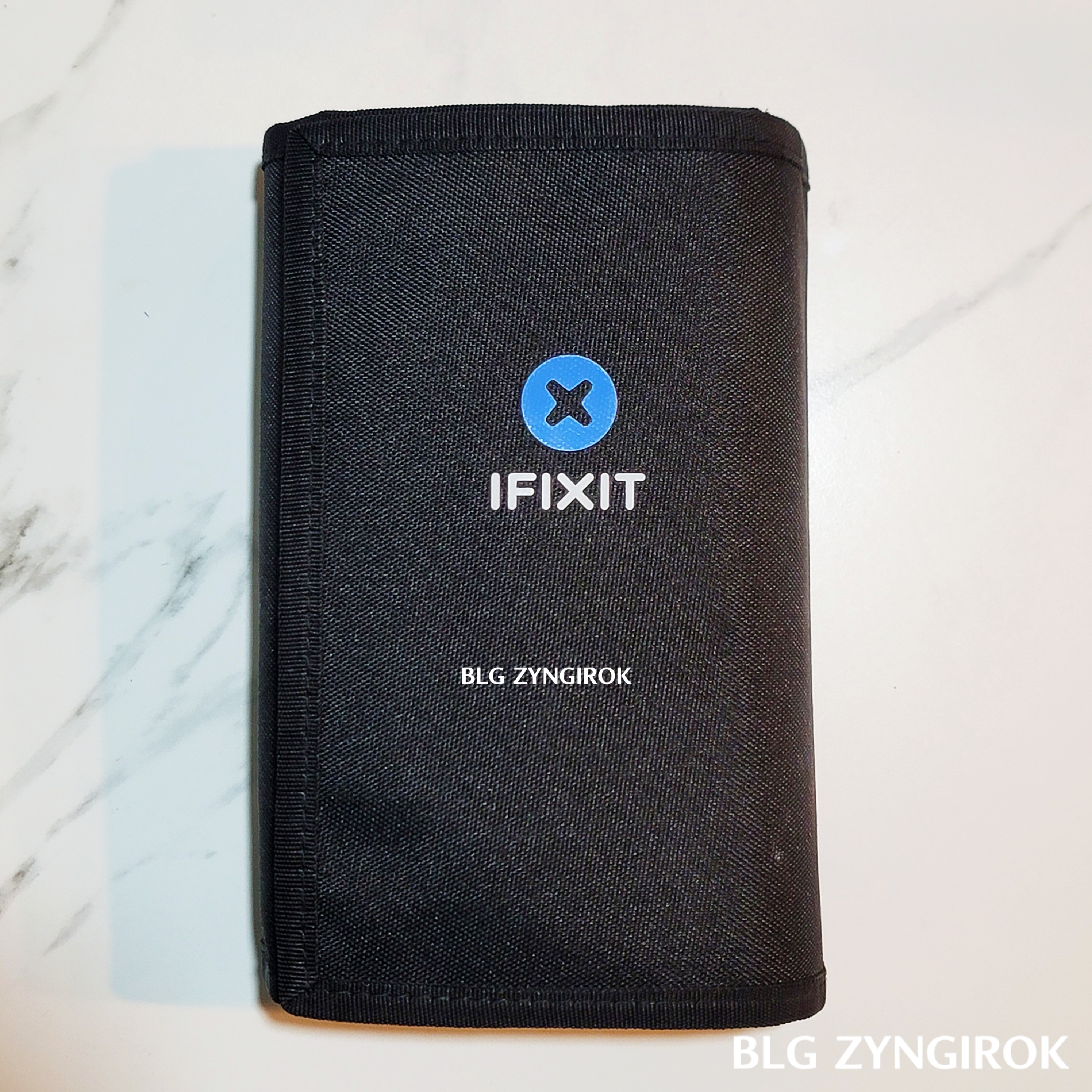 IFIXIT 공구 케이스가 테이블 위에 놓여있다.