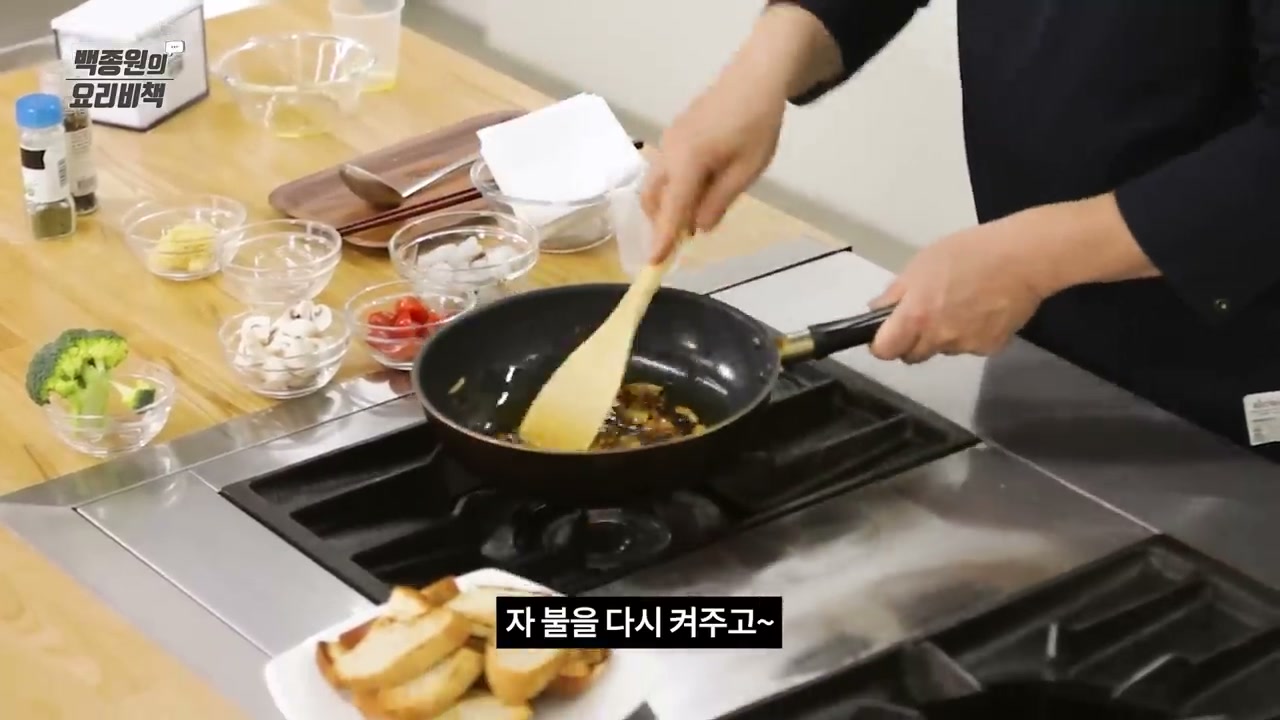 올리브유, 방울토마토, 통마늘 등 감바스 재료가 준비된 모습
