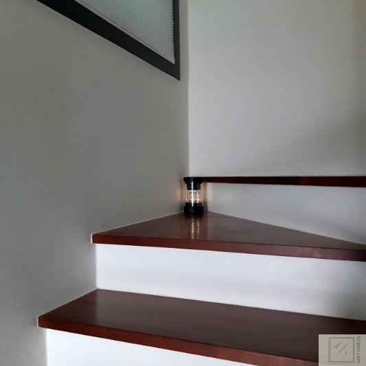 스피커가 계단에 있는 사진 입니다.