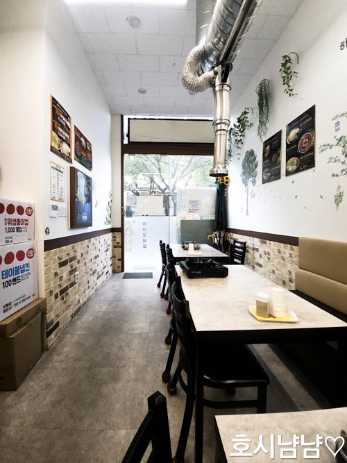 깔끔하고 쾌적한 하남 별난 부대찌개 식당 내부 테이블 전경