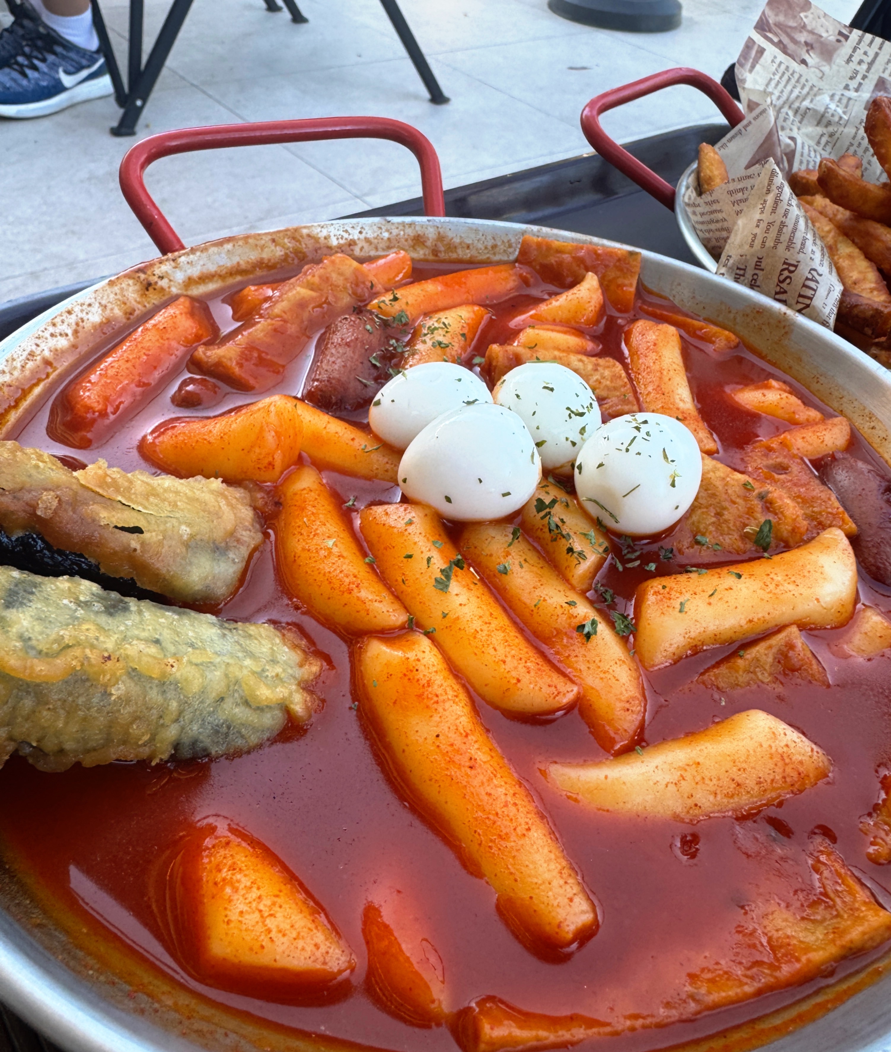 피맥플레이스 팔당점 떡볶이. 빨간 국물에 쫄깃한 떡&amp;#44; 메추리알&amp;#44; 튀김이 곁들여진 모습.