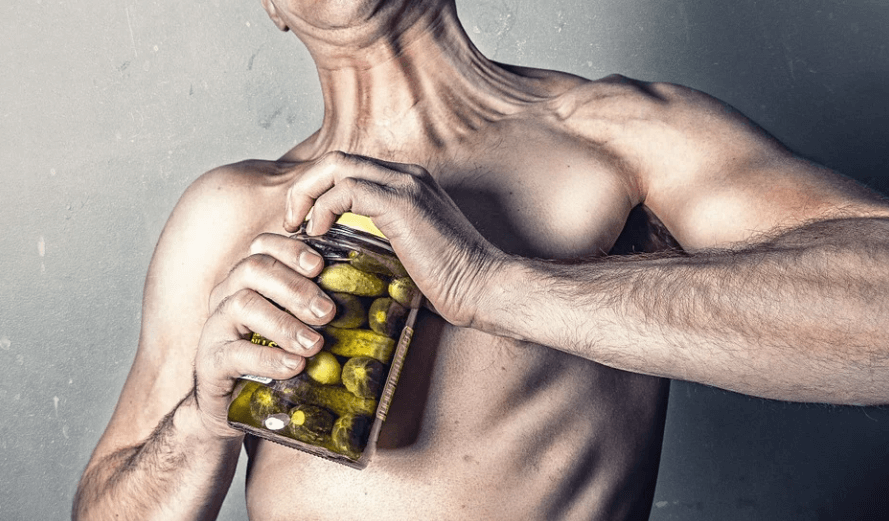 캔 뚜껑을 열고 있다