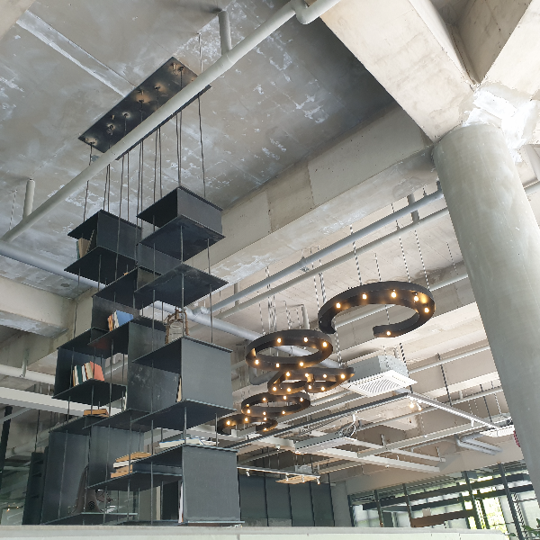 무등산 카페 소개: 광주 로스터리 카페 '커볶'의 좋았던 점, 아쉬웠던 점_천정 구조물