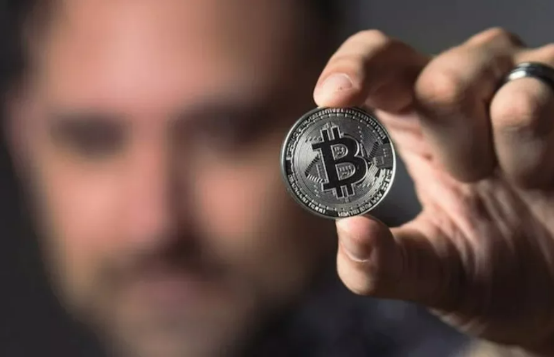 ๋นํธ์ฝ์ธ ๋์ ์ ์์ผ๋ก ๋ค๊ณ ์๋ ๋ชจ์ต