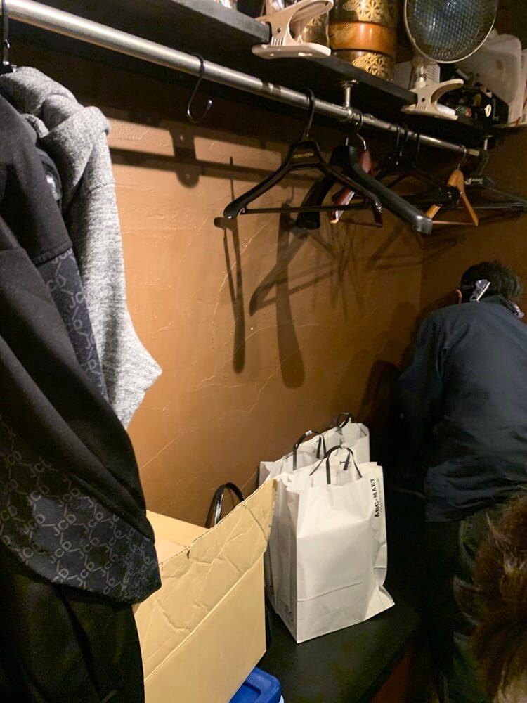 옷걸이와 짐 놓는 곳