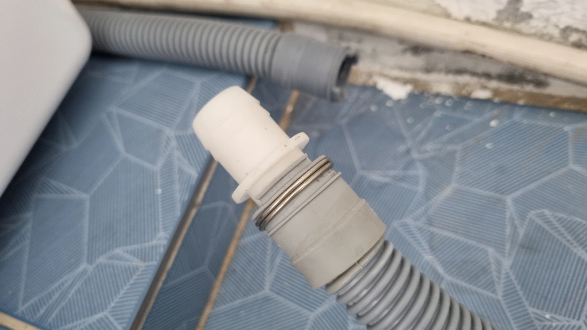 드럼세탁기 배수호스 연결 부품