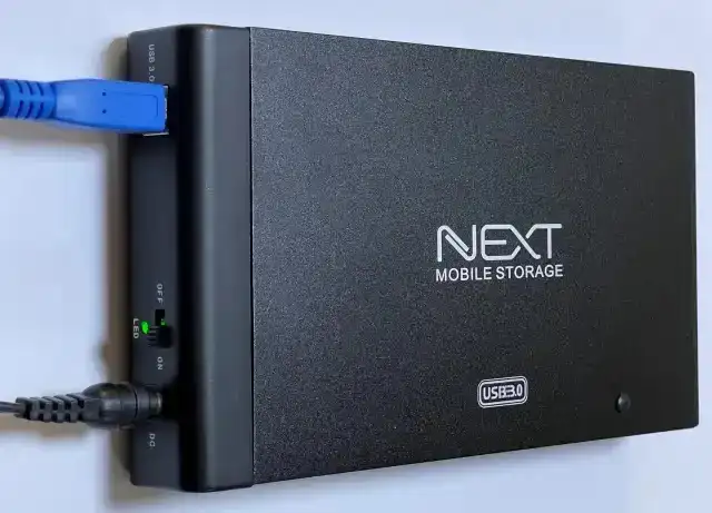 결합과 연결이 완료된 후 외장 하드를 사용하는 모습의 이미지