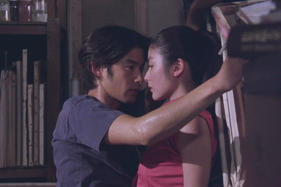 20살의 준세이와 아오이가 준세이의 아파트에서 키스하기 직전의 아슬아슬한 장면