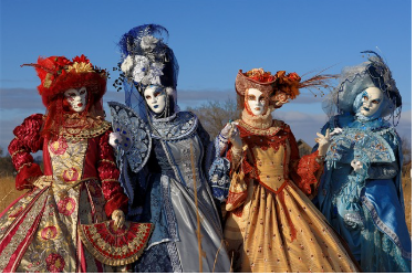 이탈리아의 '카르니발레 디 베네치아' (베니스 카니발): 마스크와 화려한 의상의 세계적인 가면 축제