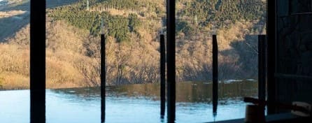 목욕탕 너머로 산이 보인다.