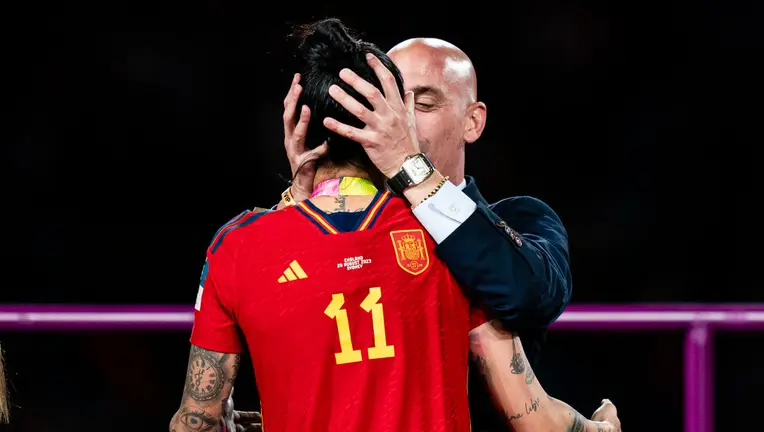 FIFA, 동의 없이 선수에게 키스한 스페인 축구 회장에 자격 정지 VIDEO: FIFA Suspends Spanish Soccer President Luis Rubiales After Kissing Player Without Consent