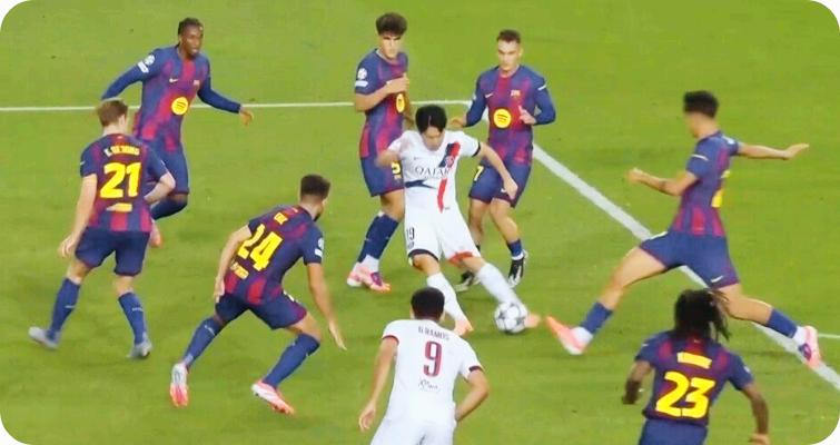 &lsquo;축신 모드&rsquo; 재현한 이강인, 바르셀로나 수비진을 울린 슛 [사진 : 경향신문]