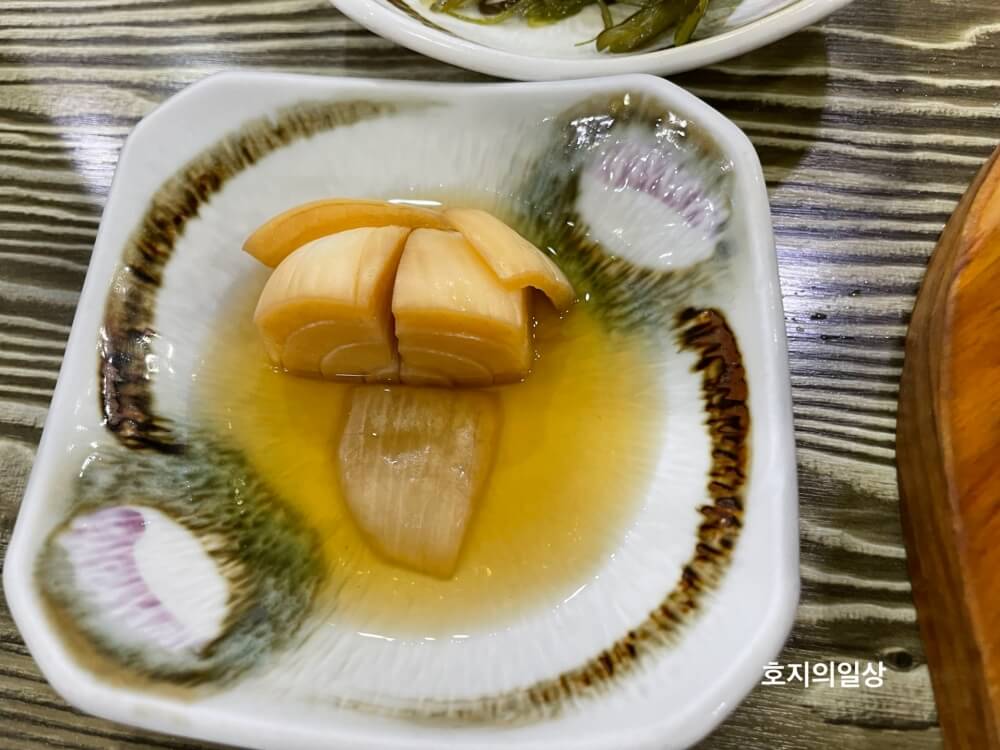 제주 애월 맛집 이춘옥원조고등어쌈밥 - 양파절임