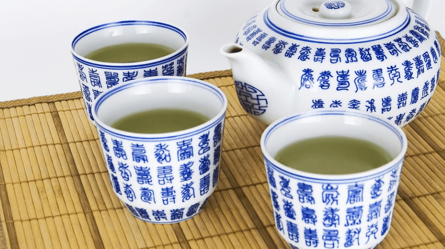 우울증에 좋은 음식 녹차 세 잔과 주전자가 놓여 있다