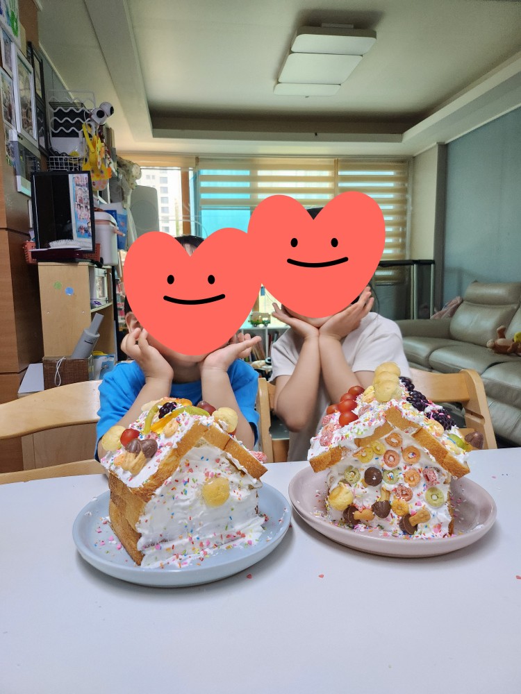 완성된 과자집과 아이들