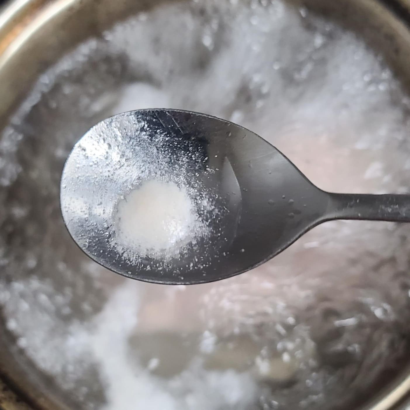 고기 삶을때 올라오는 불순물을 스푼으로 건져내고 있다_1