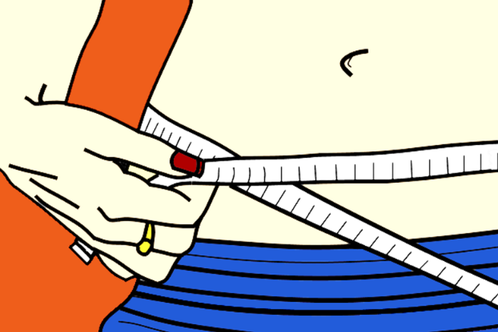 산후 체형 변화로 인해 줄자를 이용해 허리 사이즈를 재는 여성의 모습