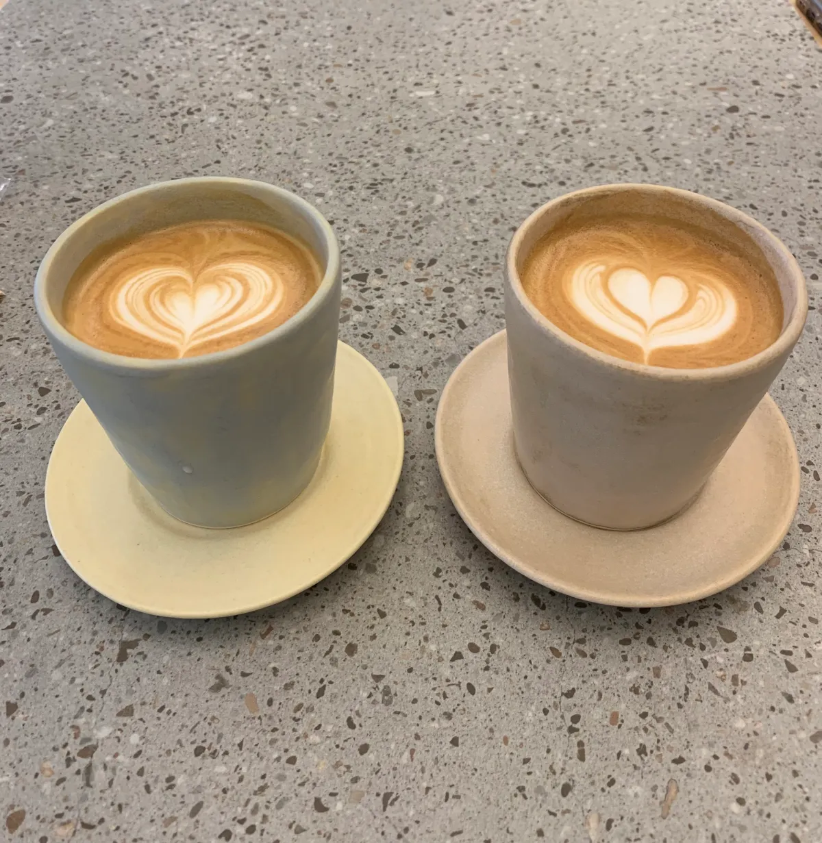 도자기잔에-담긴-라떼-두잔