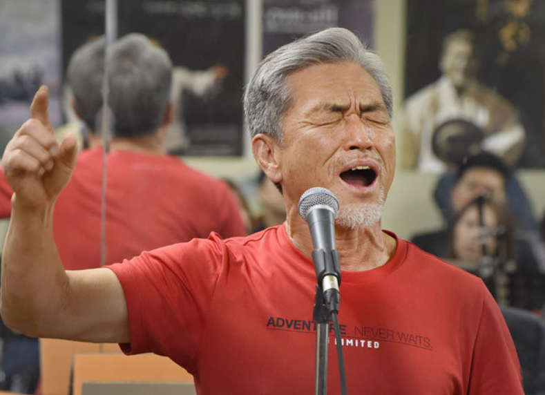 무대에서 열창하는 소리꾼 장사익의 공연 모습