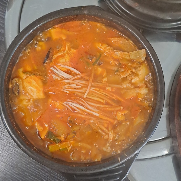 해물 순두부가 테이블에 있습니다.