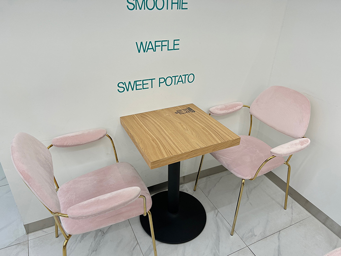 커피마마퀸-매장-테이블