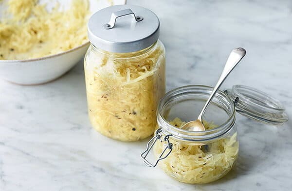 밀폐 용기에 담는 양배추 사진