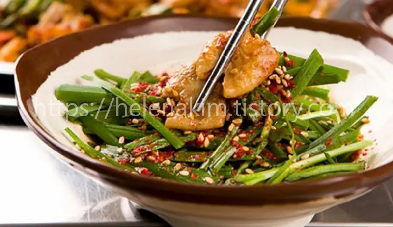 새콤달콤한 부추 초무침 .