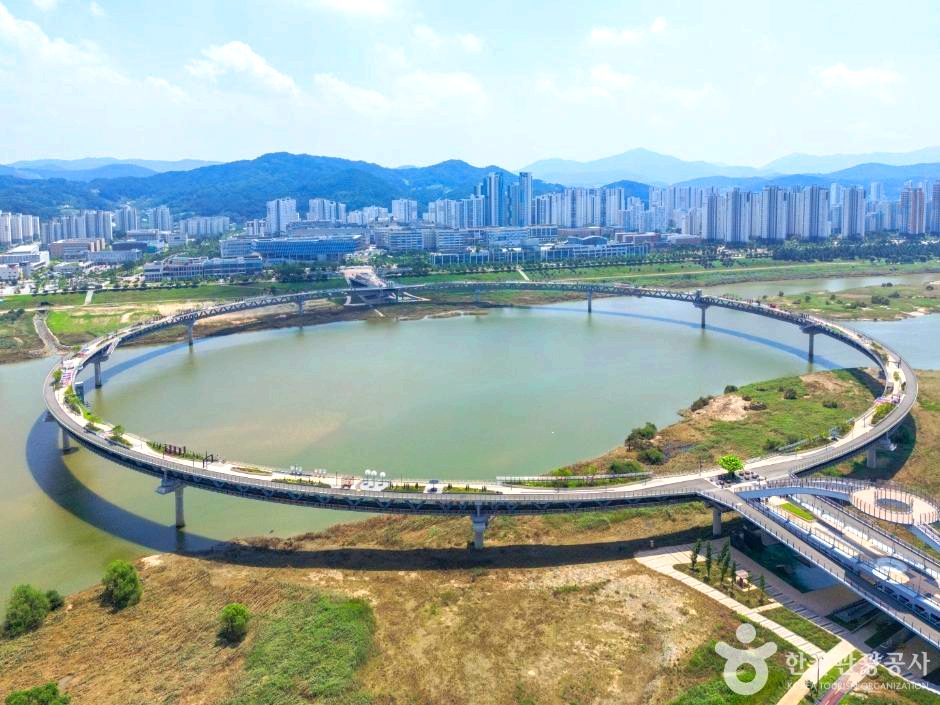 둥근 모양의 산책길이 강위에 떠있다