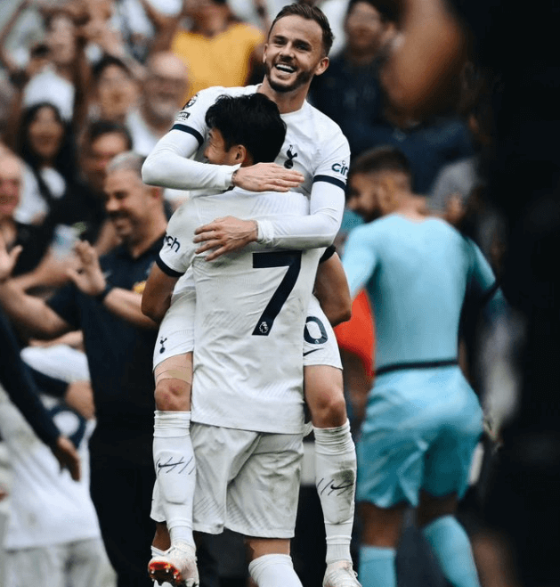 손흥민 아스날 토트넘 경기 중 동료와 기뻐하는 장면