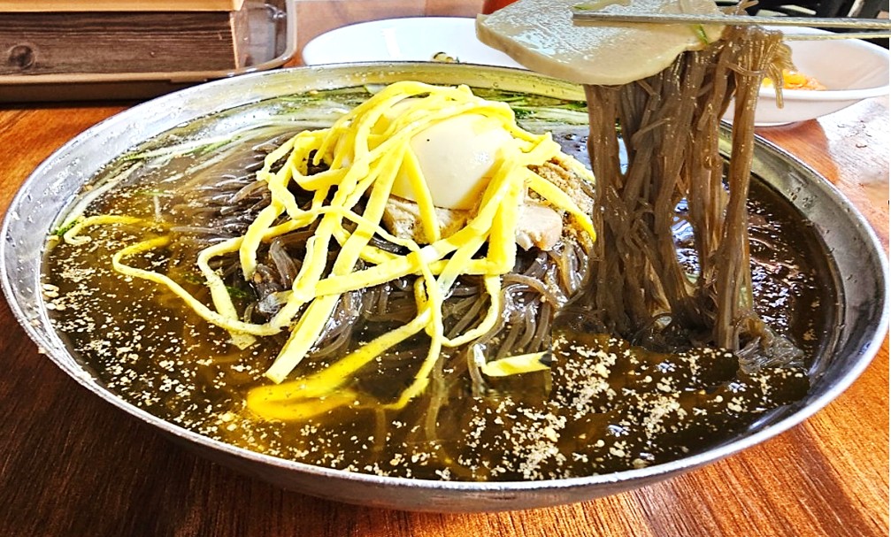 서산 냉면만해유 원조부석냉면 식당의 생강 육수와 각종 고명이 가득 올려진 물냉면