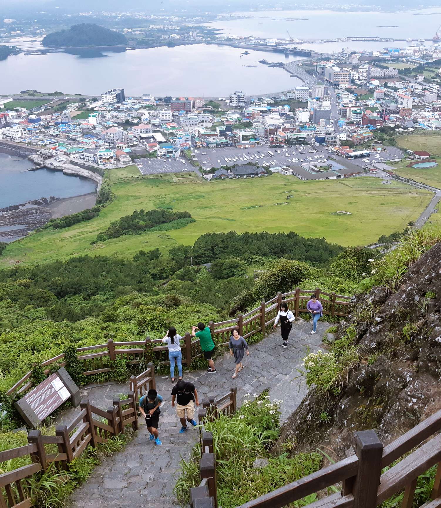 일출봉 데크로 올라오는 사람들