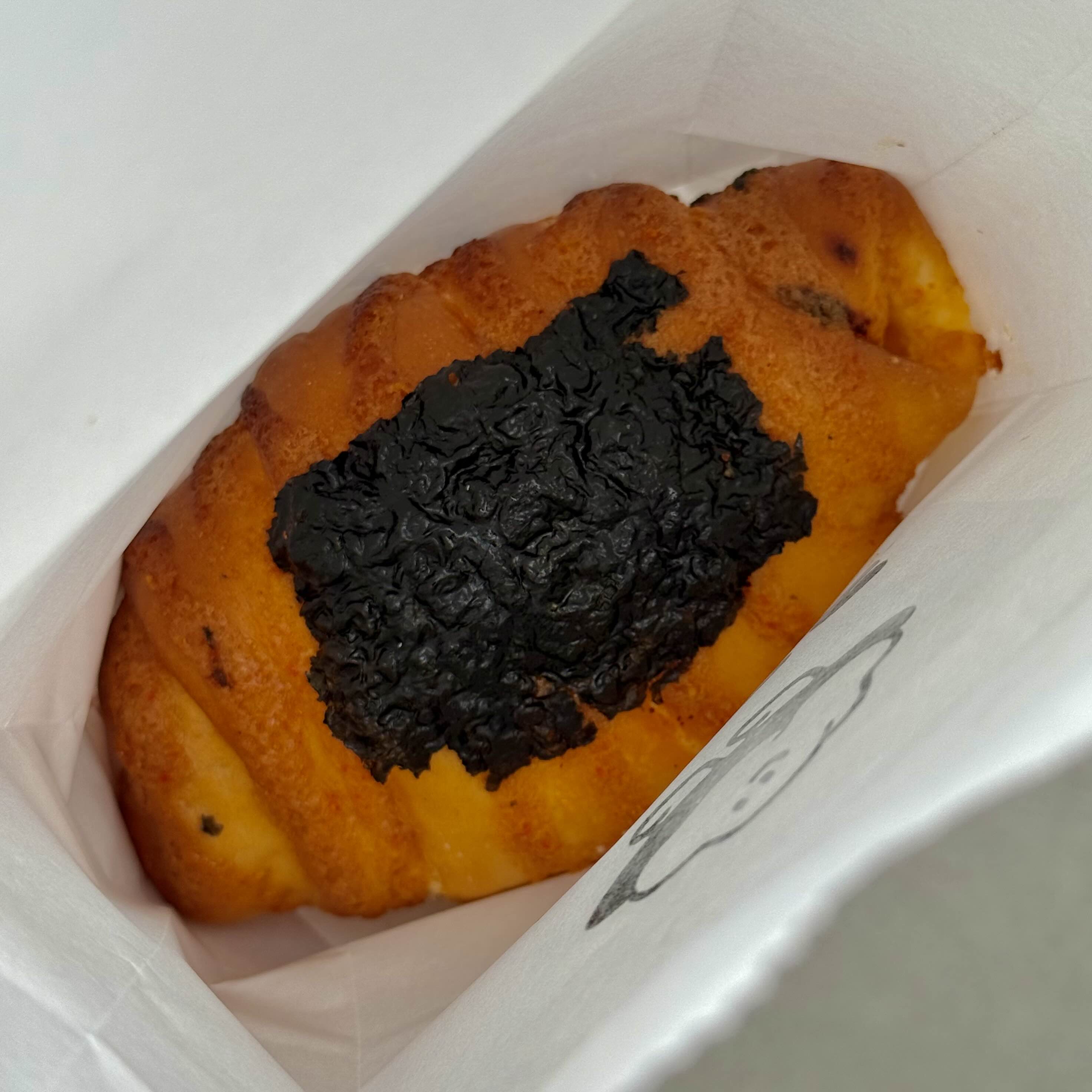 비비씨씨 포장지 안에 들어있는 명란 마요 소금빵