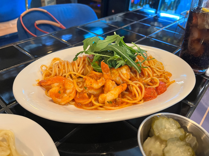 통통한 새우가 있는 토마토 파스타