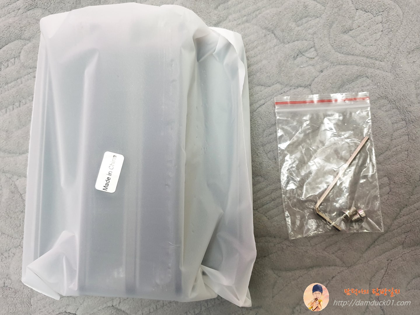 스탠드 세로 거치대와 육각렌치 그리고 여분의 나사