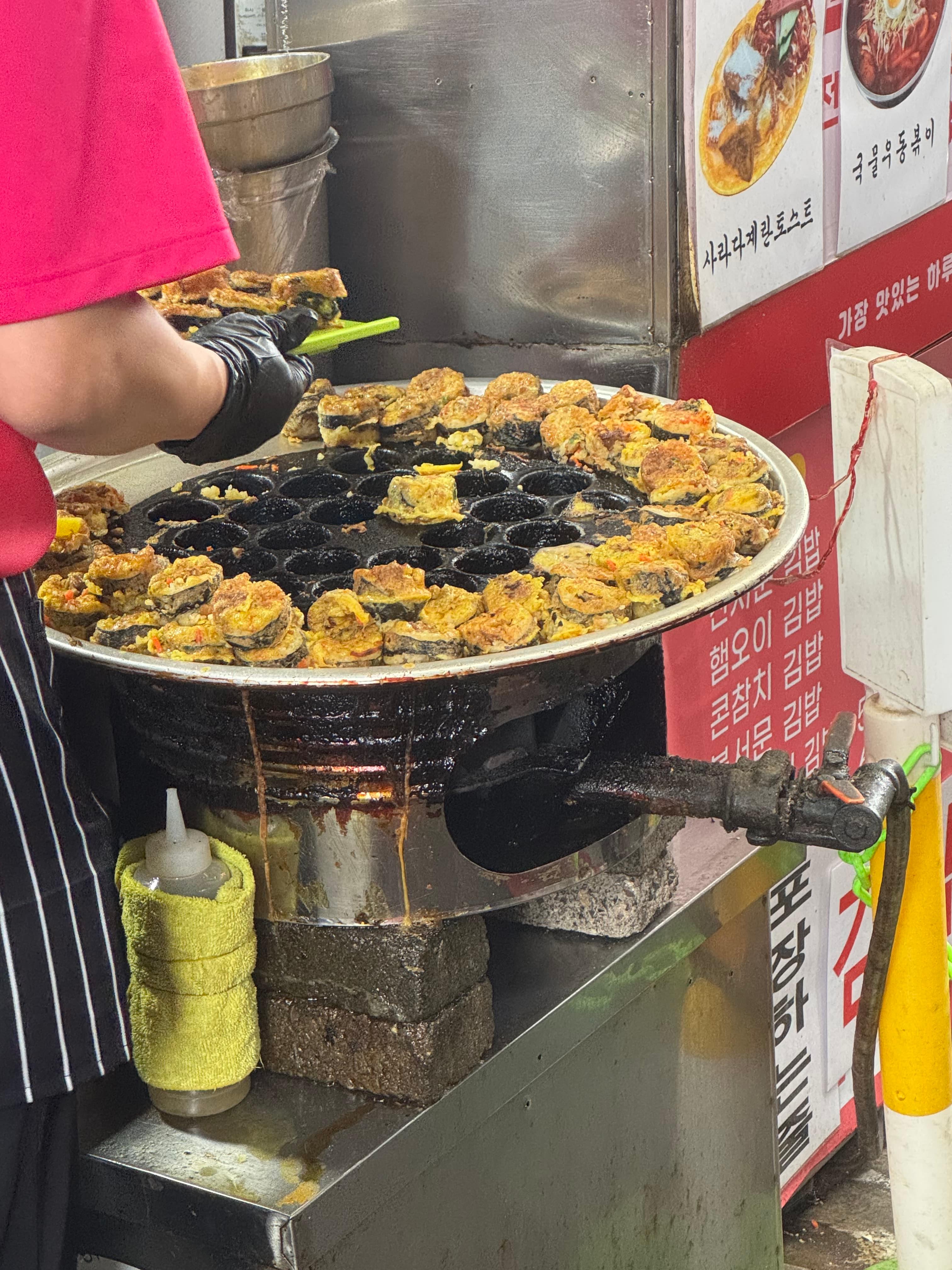 신서문김밥-국화빵틀에-계란물-입혀-굽는-옛날식-계란물-김밥