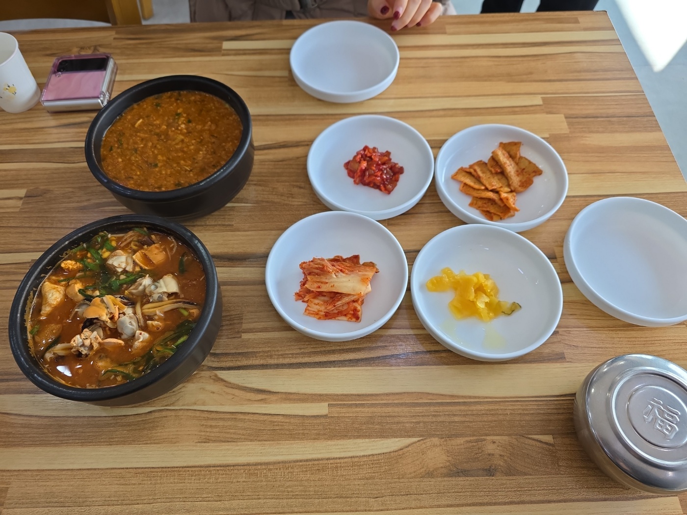 섭죽마을 기본 반찬과 국물