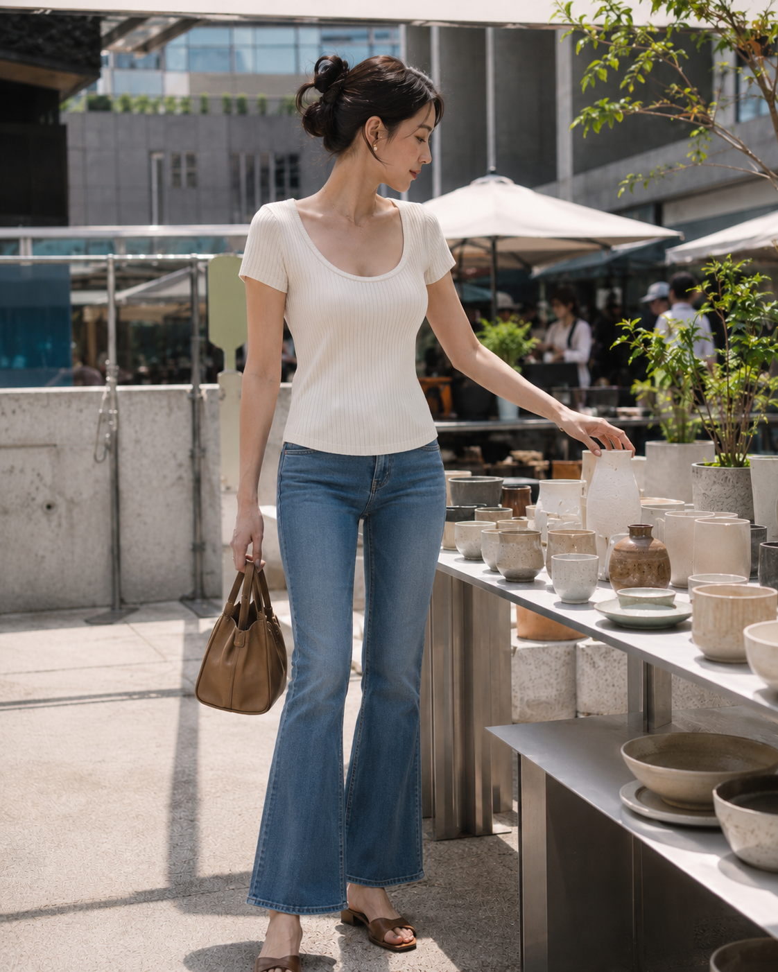 주말 전시 마켓에서 옷의 길이와 실루엣이 신체 비율에 미치는 포인트를 보여주는 이미지입니다.