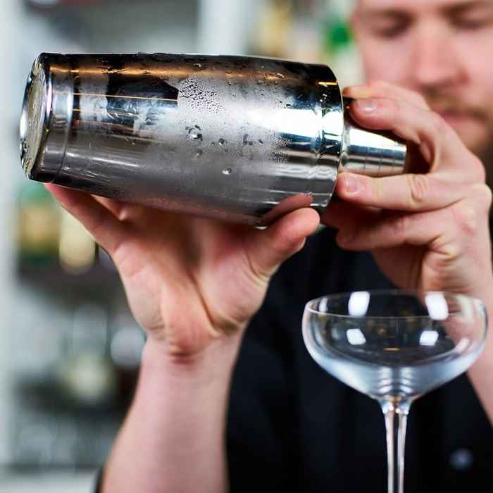 차가운 셰이커로 강하게 흔들어 혼합하는 20세기 칵테일 제조 과정