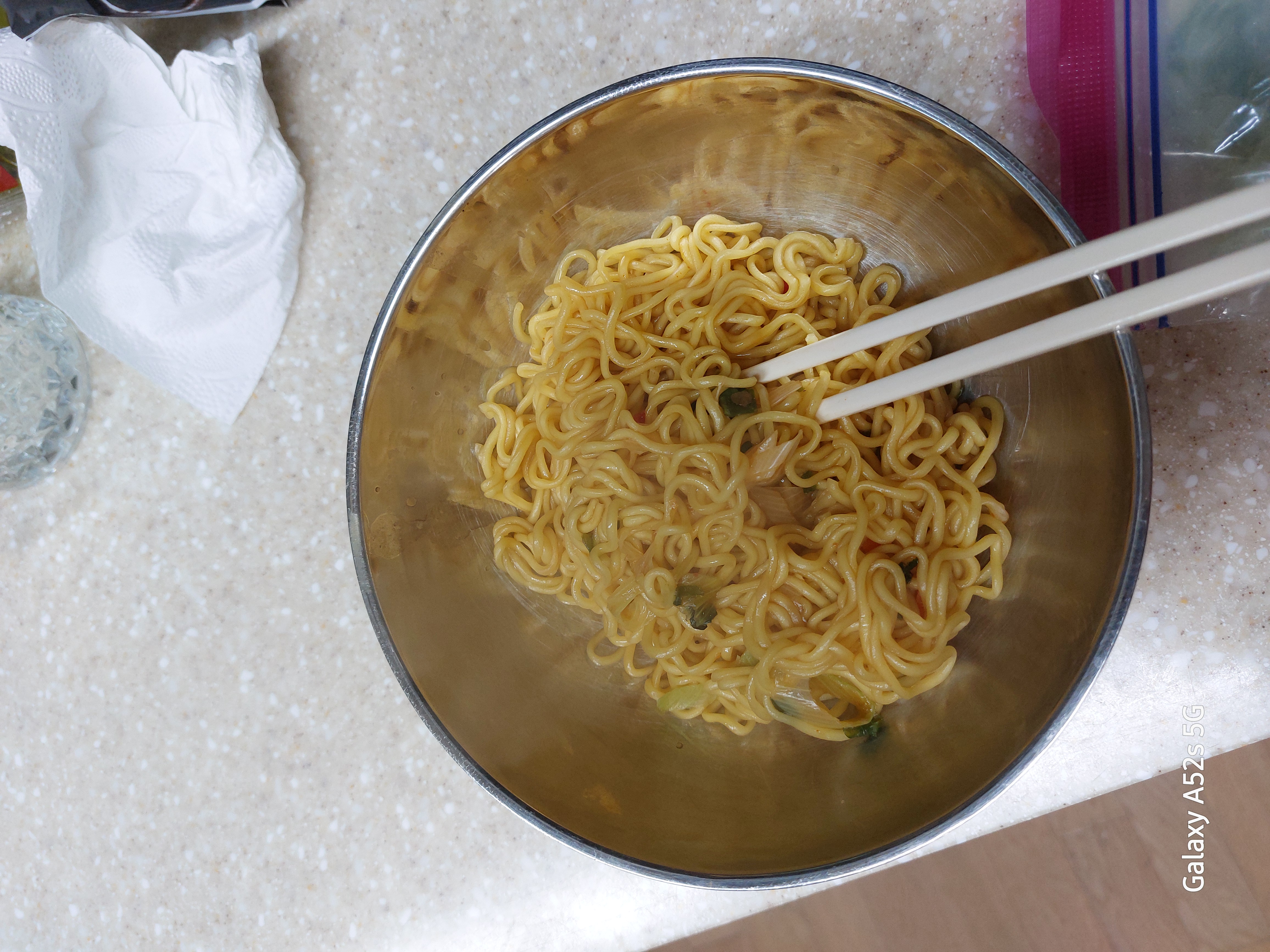 면은 따로 담고