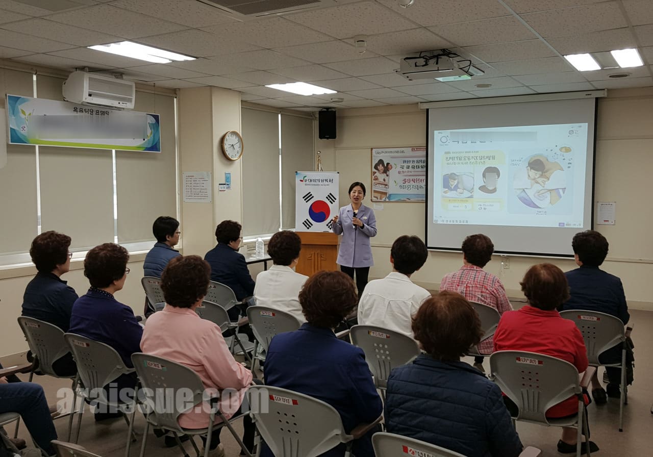 시민을 대상으로 수면 건강 강연 중인 공공기관 장면
