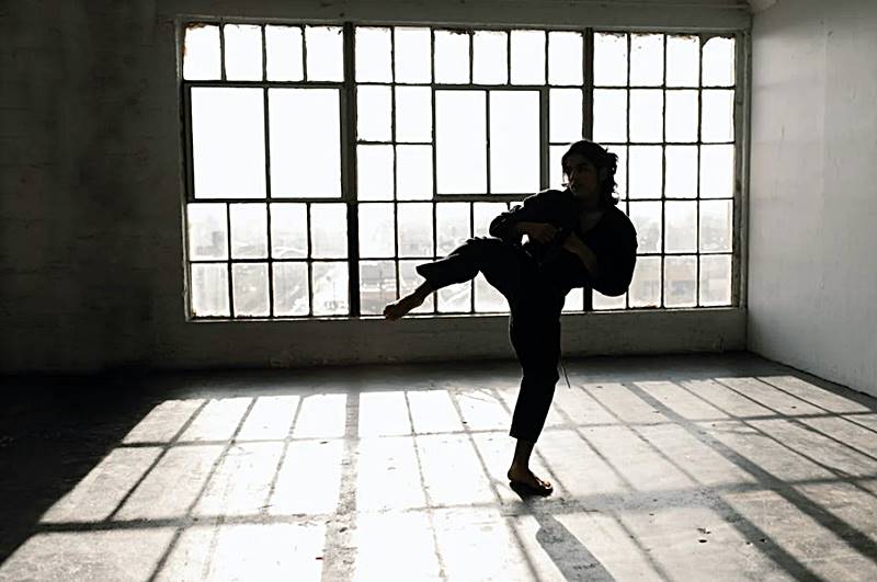 태권도-도장에서-발차기하는-모습